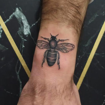 tatouage poignet bee abeille trad oldschool tattoo