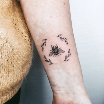 tatouage minimaliste insecte