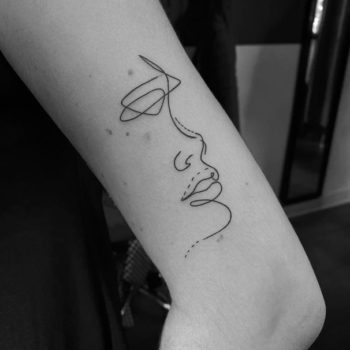 Guest indylab evyluca evy luca cannes france tattoo artist paris minimalisme blackwork tatouage single line ligne continue portrait femme arm bras