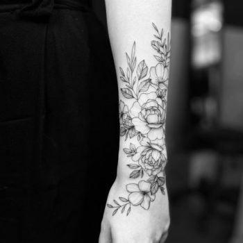 Guest indylab evyluca evy luca cannes france tattoo artist paris minimalisme blackwork tatouage fleurs floral flowers peony peonies arm forearm avant-bras bras