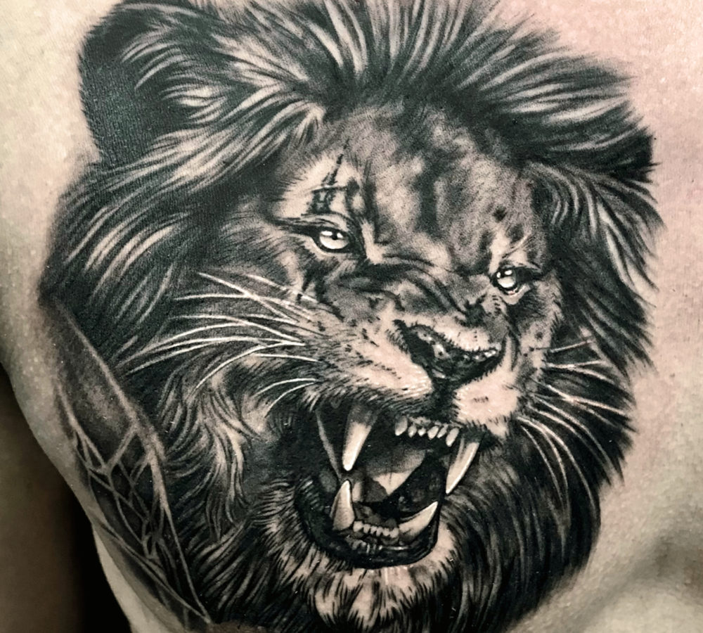 tattoo cannes tatouage kaya natalia tatoueuse réaliste réalisme black black&grey and grey lion french riviera
