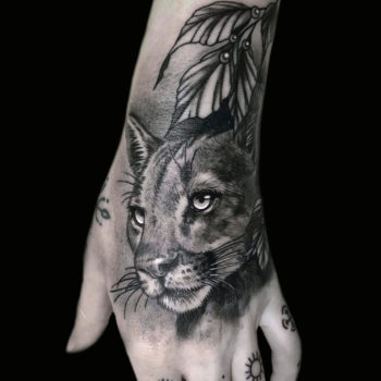tattoo cannes tatouage kaya natalia tatoueuse réaliste réalisme black black&grey and grey main lionne french riviera