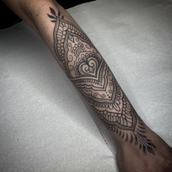 guest tattooist tattoo artist tatoueur cannes côte d'azur nice frnech riviera alpes maritimes black work dotwork trad cannes indylab