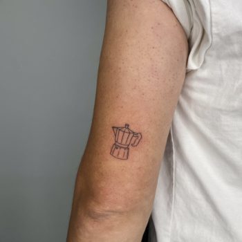 NEO-STUDIO_TTT_Bialetti Noémie neo studio cannes tattoo tatoueuse artiste minimalisme linework blackwork fineline café cafetière italienne