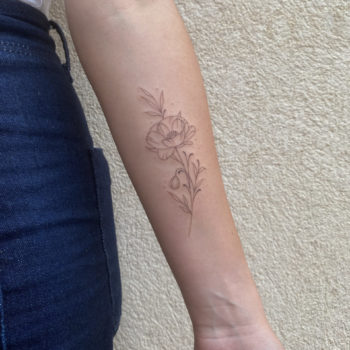 NEO-STUDIO_TTT_Coquelicot-1 Noémie neo studio cannes tattoo tatoueuse artiste minimalisme linework blackwork fineline fleur coquelicot