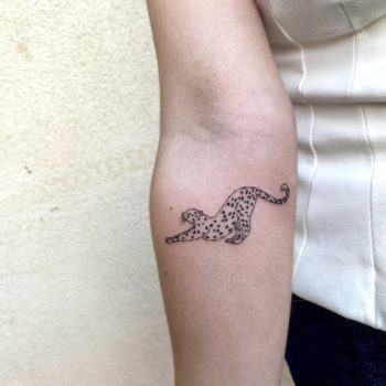 NEO-STUDIO_TTT_Guepard Noémie neo studio cannes tattoo tatoueuse artiste minimalisme linework blackwork fineline panthère