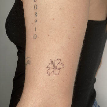 NEO-STUDIO_TTT_Hibiscus Noémie neo studio cannes tattoo tatoueuse artiste minimalisme linework blackwork fineline hibiscus fleur tiare
