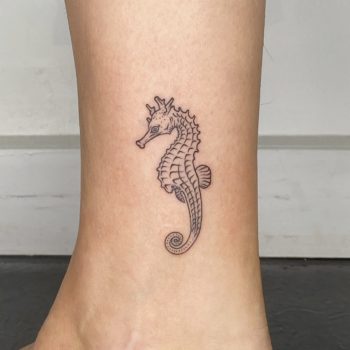 NEO-STUDIO_TTT_Hippocampe Noémie neo studio cannes tattoo tatoueuse artiste minimalisme linework blackwork fineline hypocampe