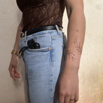 NEO-STUDIO_TTT_Laurier Noémie neo studio cannes tattoo tatoueuse artiste minimalisme linework blackwork fineline feuilles bracelet végétal