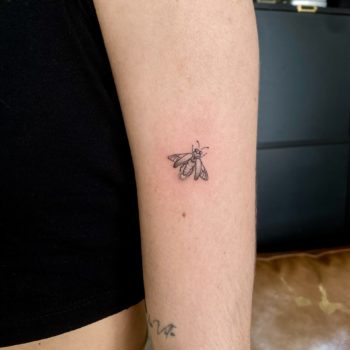 NEO-STUDIO_TTT_Luciole Noémie neo studio cannes tattoo tatoueuse artiste minimalisme linework blackwork fineline isnecte abeille