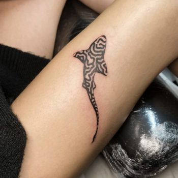 NEO-STUDIO_TTT_Requin-Lab Noémie neo studio cannes tattoo tatoueuse artiste minimalisme linework blackwork fineline requin