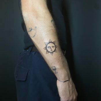 NEO-STUDIO_TTT_Soleil Noémie neo studio cannes tattoo tatoueuse artiste minimalisme linework blackwork fineline soleil