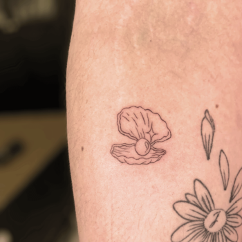 alice cirendini tatoueuse cannes indylab tattoo tatouage coquillage