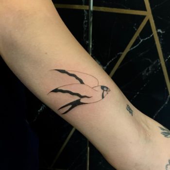 alice cirendini tatoueuse cannes indylab tattoo tatouage oiseau hirondelle