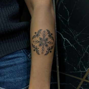 alice cirendini tatoueuse cannes indylab tattoo tatouage motif ornemental ethnique graphique