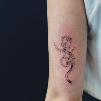 alice cirendini tatoueuse cannes indylab tattoo fleur