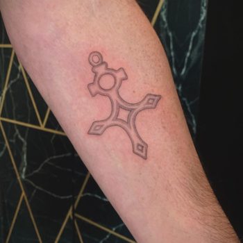 alice cirendini tatoueuse cannes indylab tattoo croix