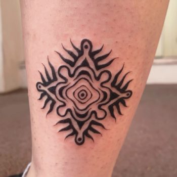 alice cirendini tatoueuse cannes indylab tattoo motif onrmental graphique